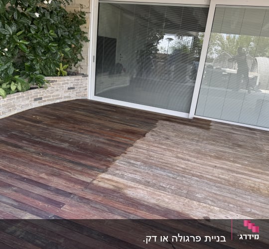 דק עץ עם צמחייה וכלי עבודה לגינה